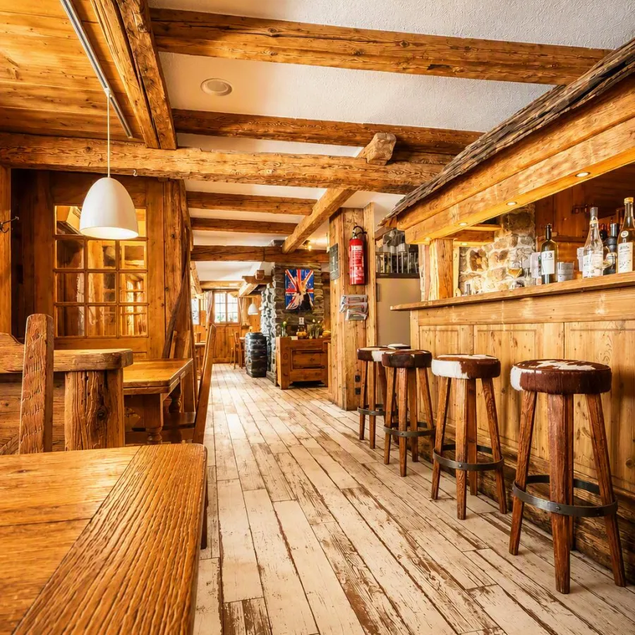 Le comptoir du bar et ses tabourets en peau