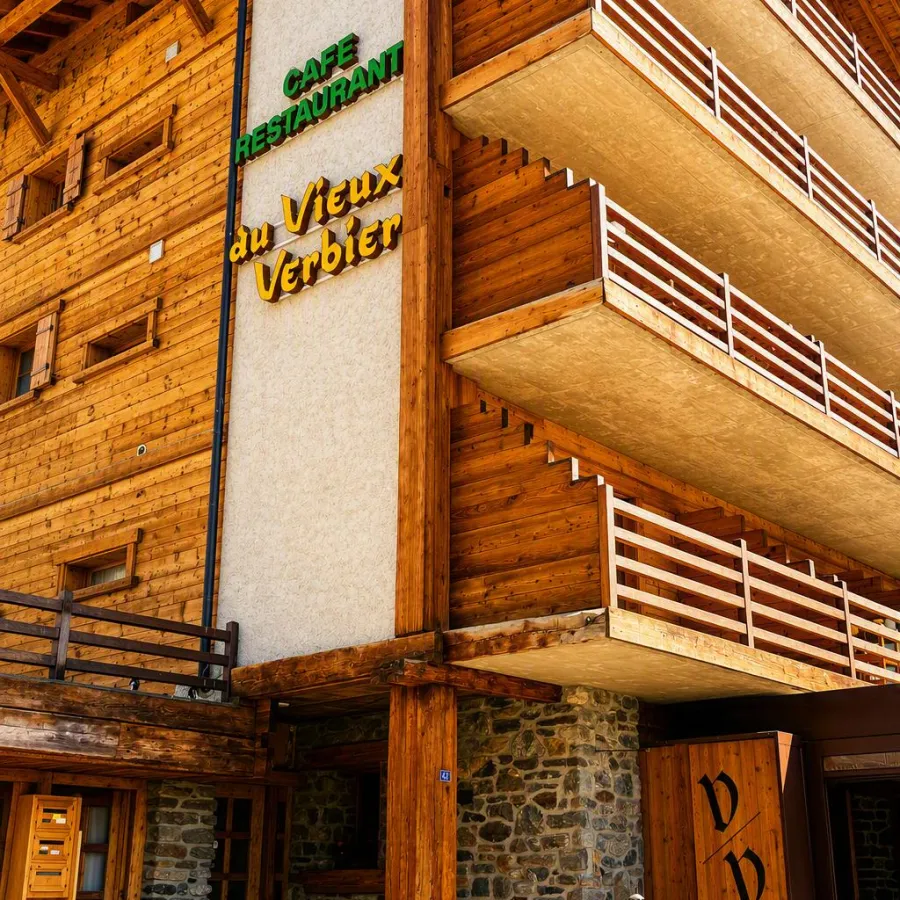 La façade du chalet et son enseigne, Café Restaurant du Vieux Verbier