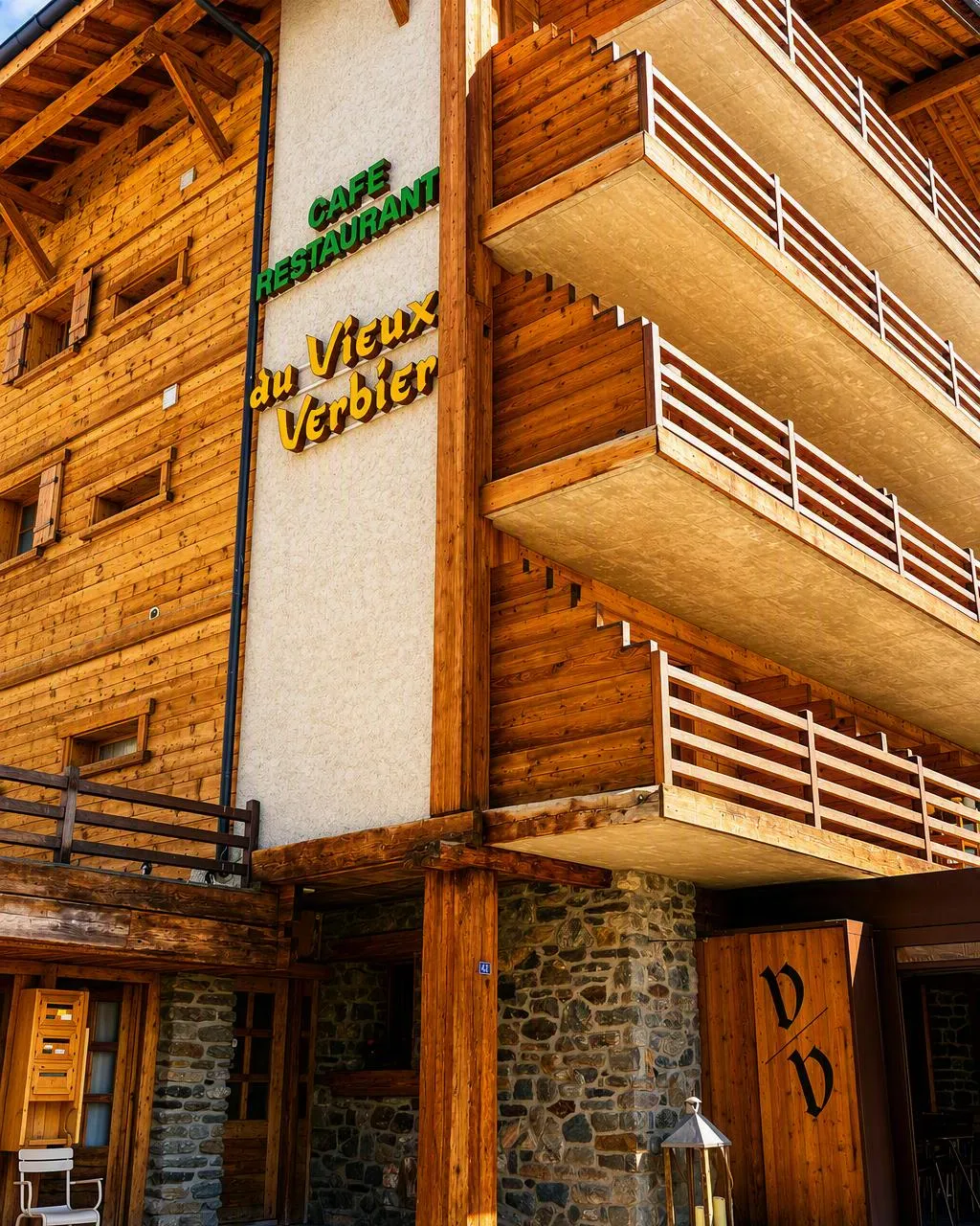 La façade du chalet et son enseigne, Café Restaurant du Vieux Verbier